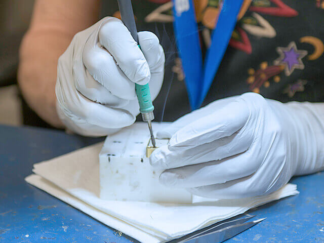 Soldering of piezoelectric material